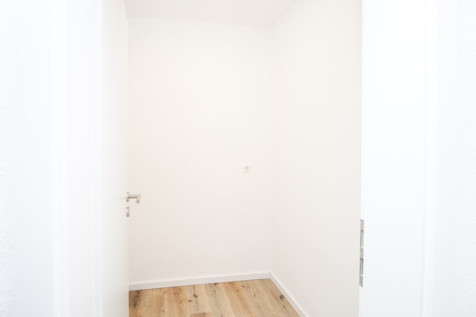 Frisch renovierte 2,5-Zimmer-Wohnung mit Balkon & Garage in ruhiger Lage - sofort einziehen & wohlfühlen!