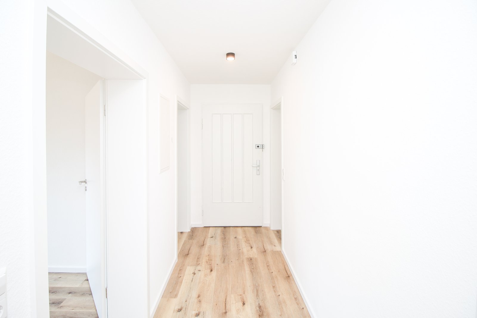 Frisch renovierte 2,5-Zimmer-Wohnung mit Balkon & Garage in ruhiger Lage - sofort einziehen & wohlfühlen!