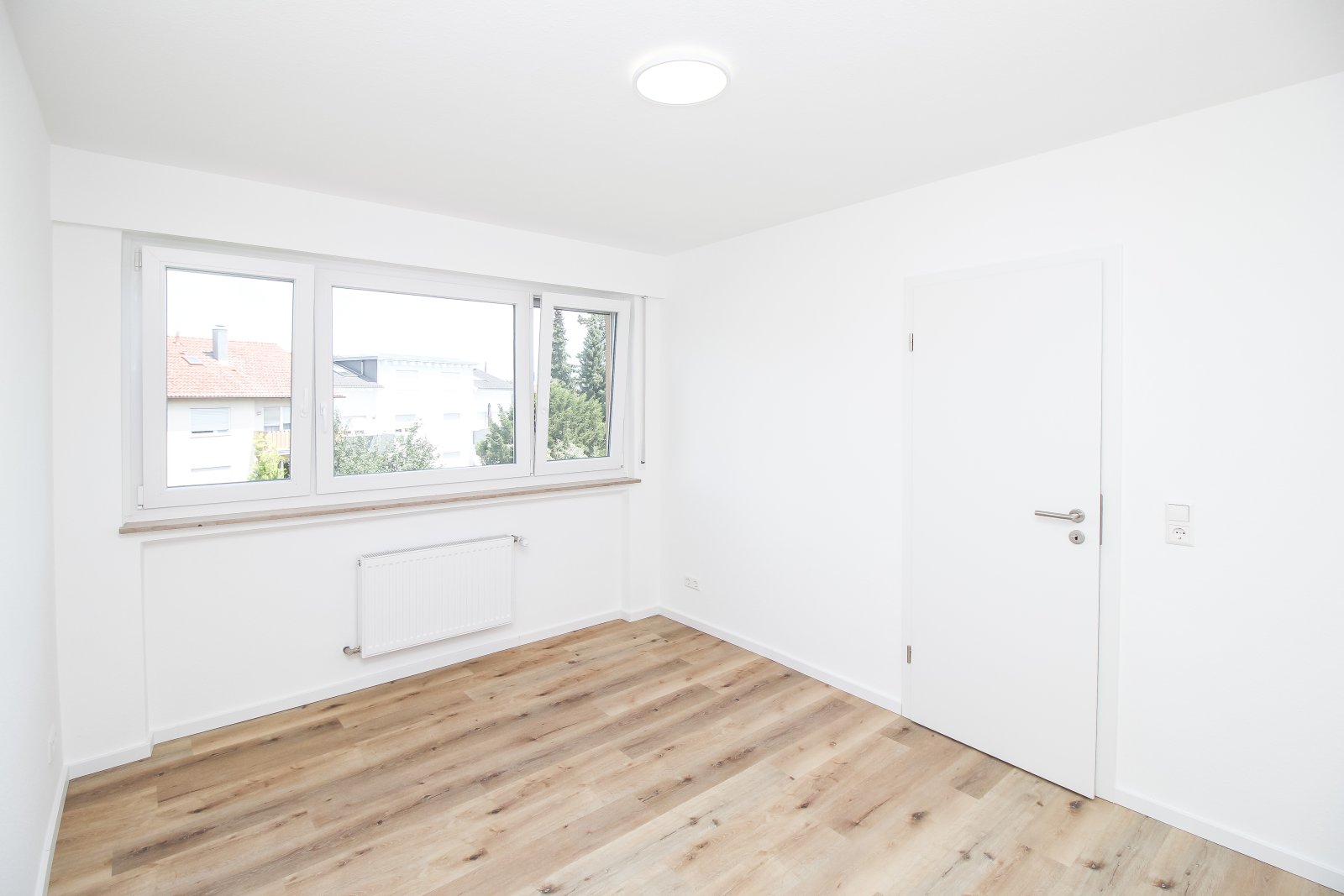 Frisch renovierte 2,5-Zimmer-Wohnung mit Balkon & Garage in ruhiger Lage - sofort einziehen & wohlfühlen!