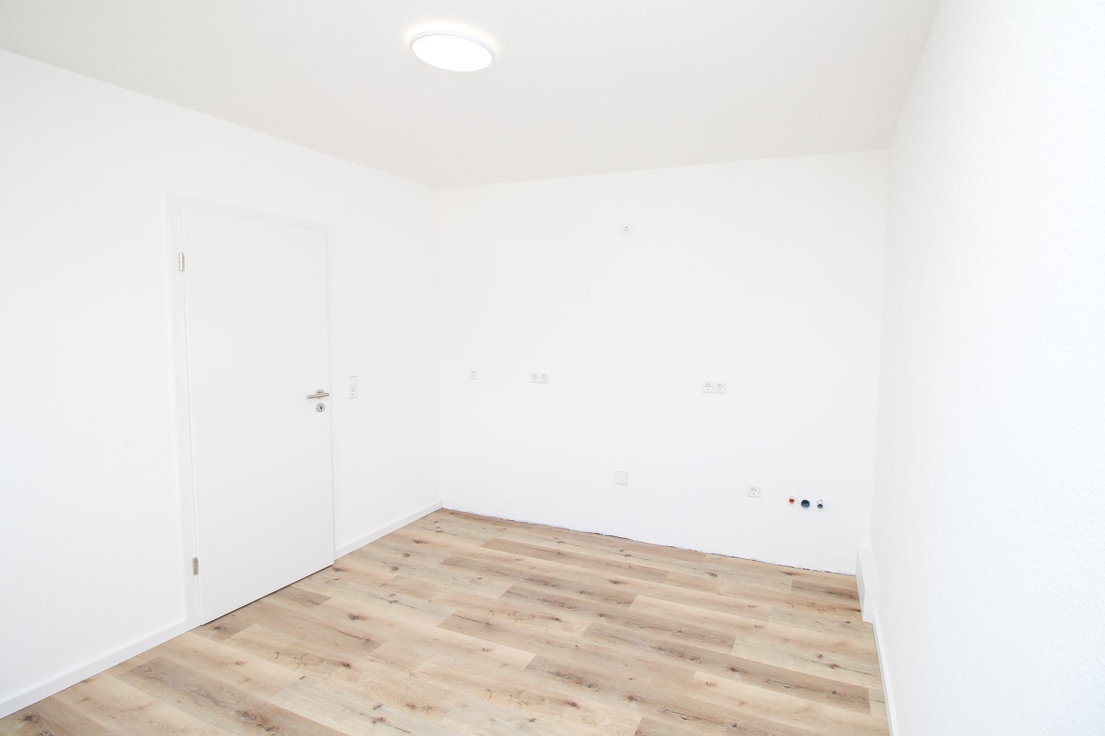 Frisch renovierte 2,5-Zimmer-Wohnung mit Balkon & Garage in ruhiger Lage - sofort einziehen & wohlfühlen!