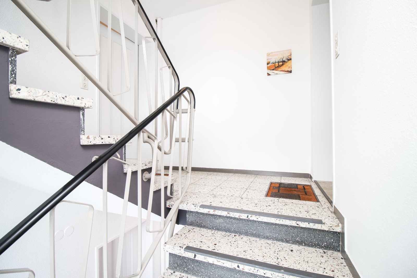 Frisch renovierte 2,5-Zimmer-Wohnung mit Balkon & Garage in ruhiger Lage - sofort einziehen & wohlfühlen!