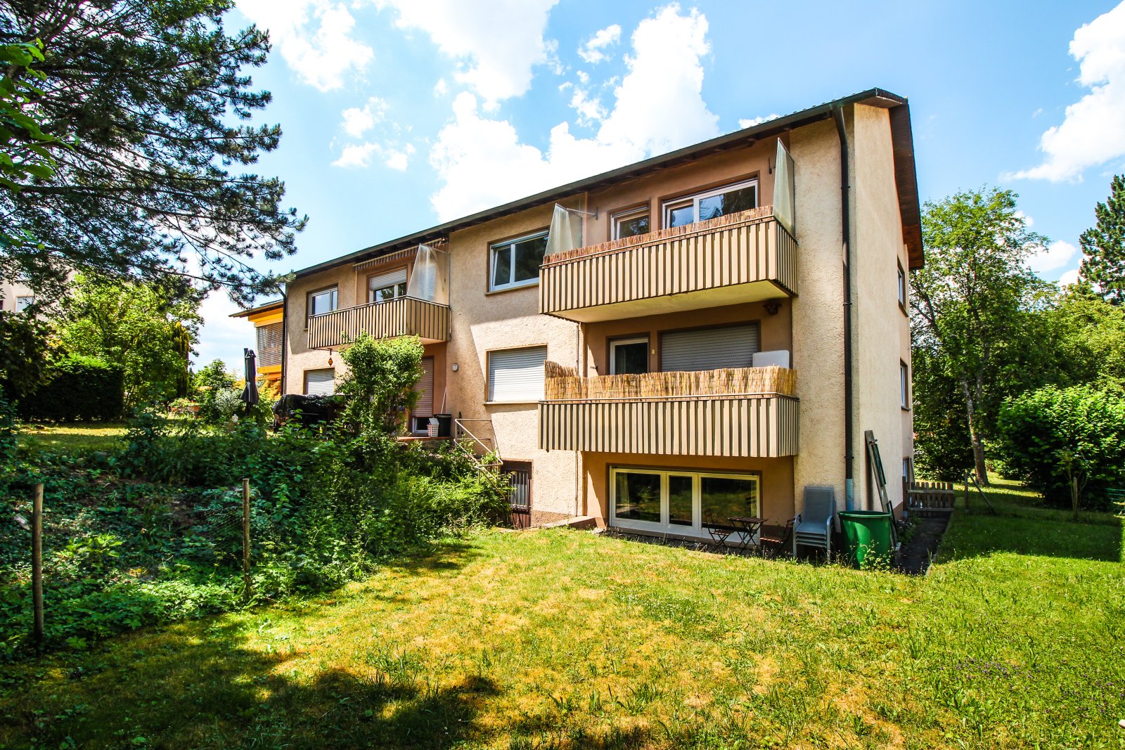 Frisch renovierte 2,5-Zimmer-Wohnung mit Balkon & Garage in ruhiger Lage - sofort einziehen & wohlfühlen!