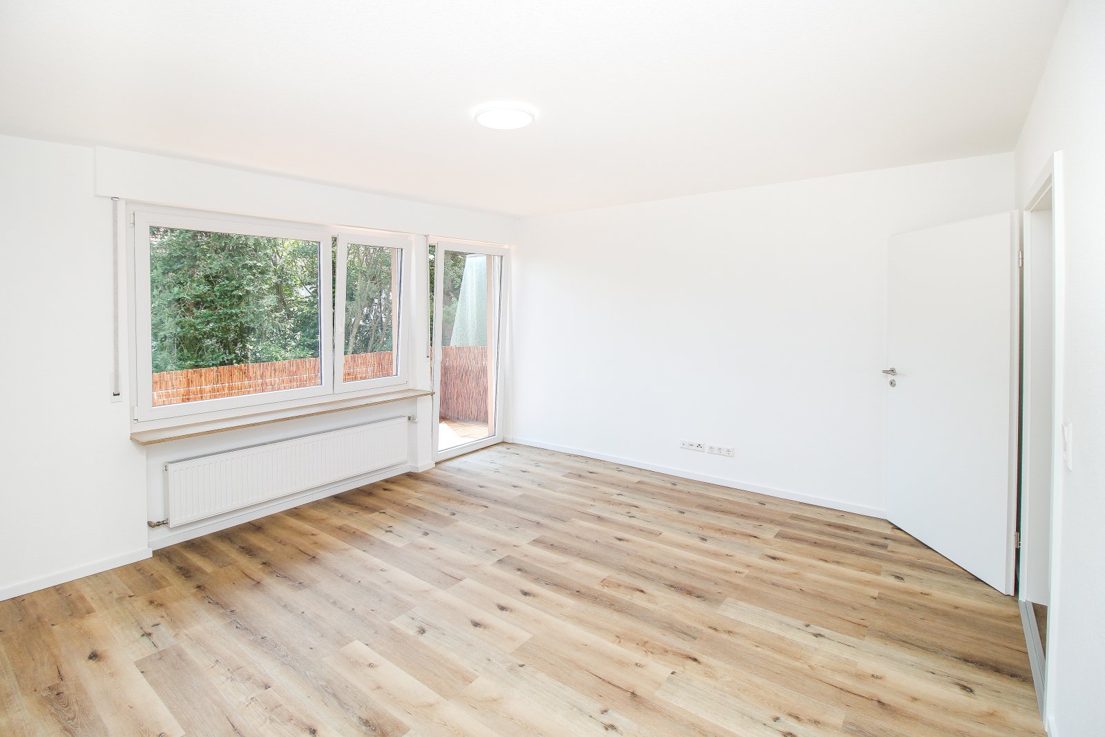 Frisch renovierte 2,5-Zimmer-Wohnung mit Balkon & Garage in ruhiger Lage - sofort einziehen & wohlfühlen!