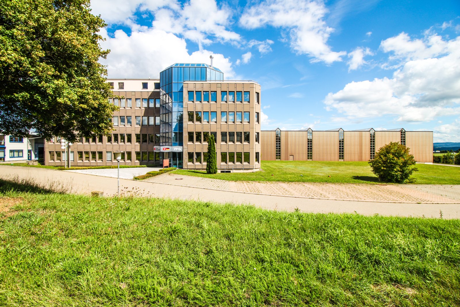 Attraktive Gewerbeimmobilie mit großer Produktionshalle & Büroflächen - Teilflächen möglich!