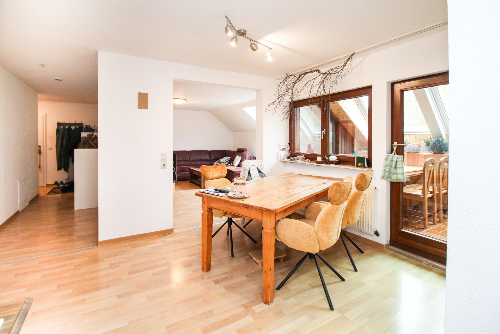 Gemütliche 4,5-Zimmer-Wohnung in Zimmern mit Garage!