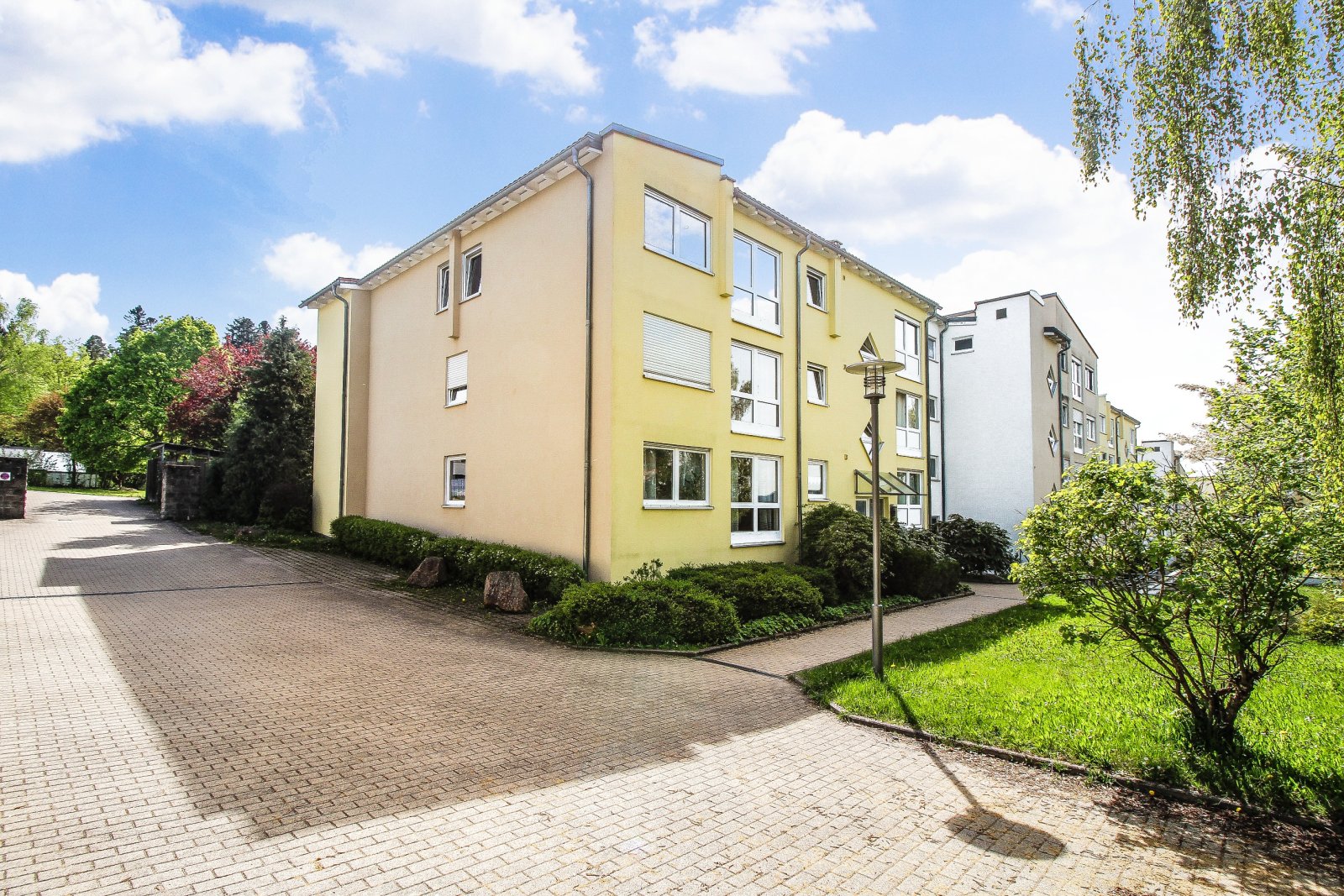 Großzügige 4,5-Zimmer-Wohnung mit Balkon, 2 Bädern & Garage in ruhiger Lage von Sulgen