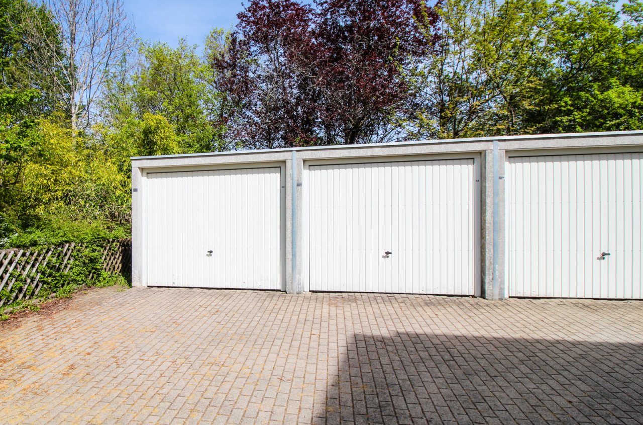 Garage (ganz links)