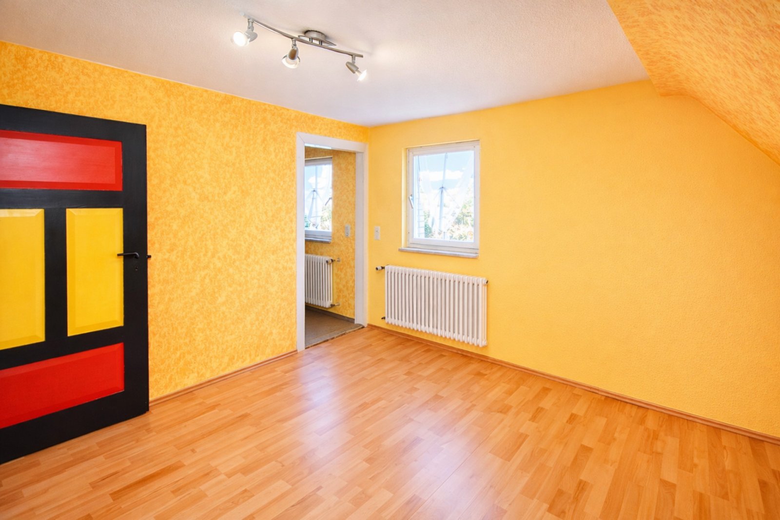 Helles Zimmer mit vielseitigen Nutzungsmöglichkeiten Helles Zimmer mit vielseitigen Nutzungsmöglichkeiten